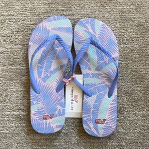 Vineyard vines flip flops never worn